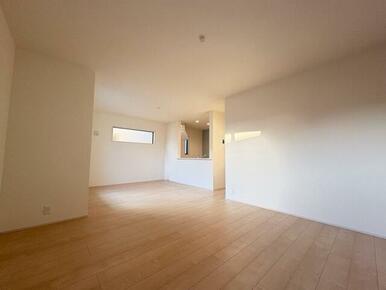 家具の配置で個性が光るリビング（2号棟）