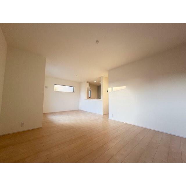 家具の配置で個性が光るリビング（2号棟）