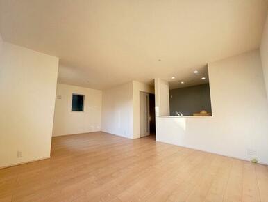 くつろぎスペースとしてはもとより、リビングに学習やテレワークのスペースを設けるご家庭も増えています（1号棟）