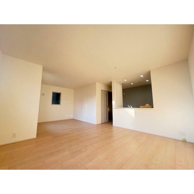 くつろぎスペースとしてはもとより、リビングに学習やテレワークのスペースを設けるご家庭も増えています（1号棟）