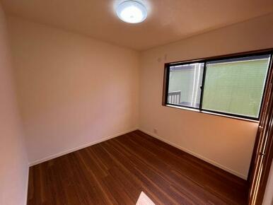 2階洋室約4.5帖、別角度から