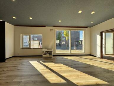 窓も広いので、荷物の出し入れも可能。