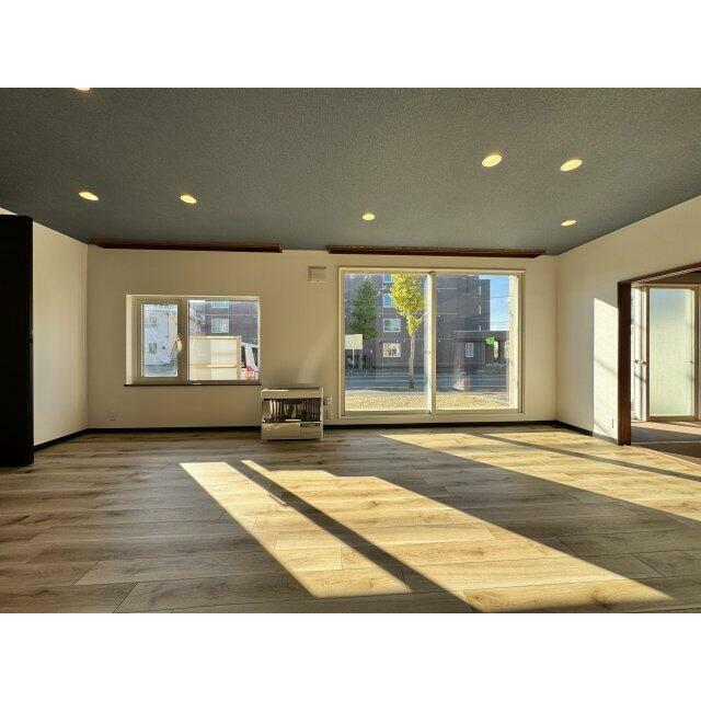 窓も広いので、荷物の出し入れも可能。