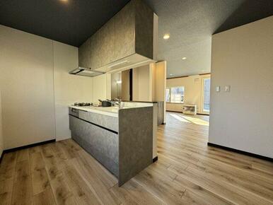 食器棚や冷蔵庫も置ける空間があります。