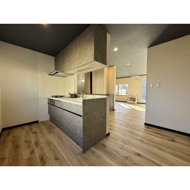 食器棚や冷蔵庫も置ける空間があります。