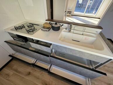 コンロとレンジフードも新品交換済み。