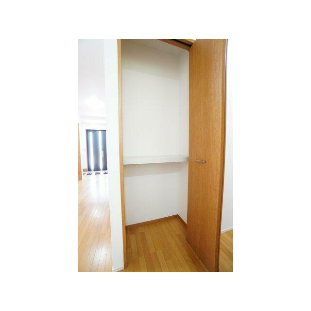 廊下収納②。こちらはよく使うものを収納するといいかもしれません。