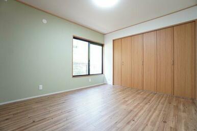 6帖洋室。収納が2ヶ所あるお部屋です。主寝室にいかがでしょうか？
