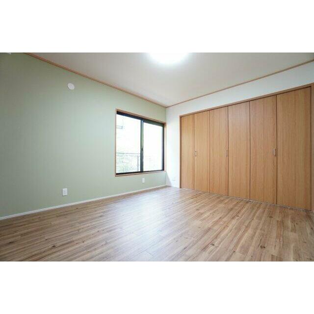 6帖洋室。収納が2ヶ所あるお部屋です。主寝室にいかがでしょうか？