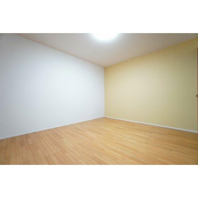 6帖洋室。黄色いアクセントクロスで明るい雰囲気のお部屋です♪