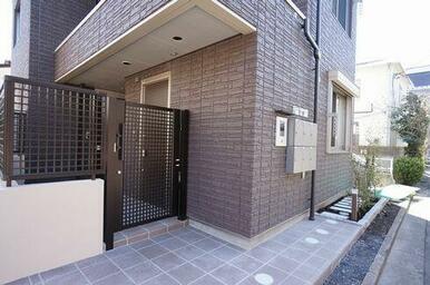 共用玄関はオートロック仕様☆