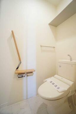 【トイレ】温水洗浄便座つきです☆上部には棚板があります♪タオルハンガー＆ペーパーホルダー有♪