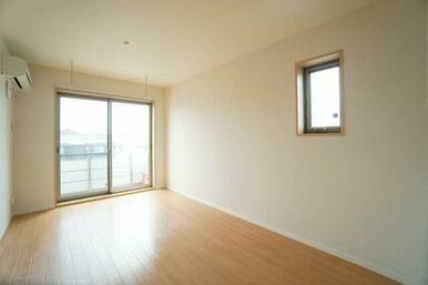 【ＬＤＫ】ＬＤＫ１０．９帖☆エアコン付で暑い日も寒い日も快適に過ごせます♪お天気が悪い時やお帰りが…