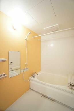 【浴室】追焚機能に加えて浴室乾燥暖房機つきです！！快適なバスタイムをお過ごしください☆