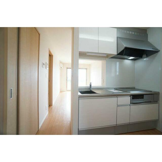 【キッチン】鏡面仕上げのキッチン扉はお掃除がしやすくてオススメです☆収納も充実しており、キッチンま…