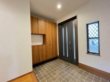 「玄関」大容量の収納と広い玄関の物件です。