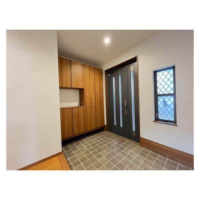 「玄関」大容量の収納と広い玄関の物件です。