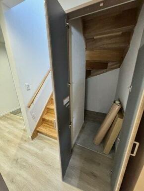 階段下収納は奥まで深く収納可能。