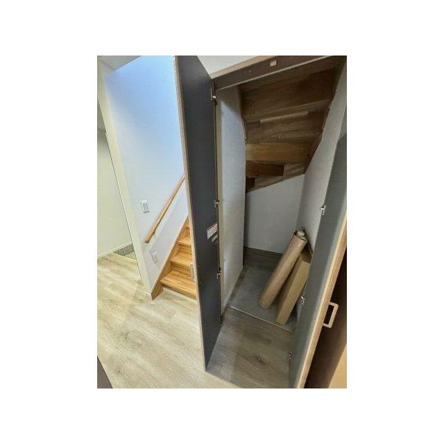 階段下収納は奥まで深く収納可能。