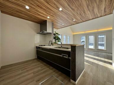 木目調でおしゃれな天井。