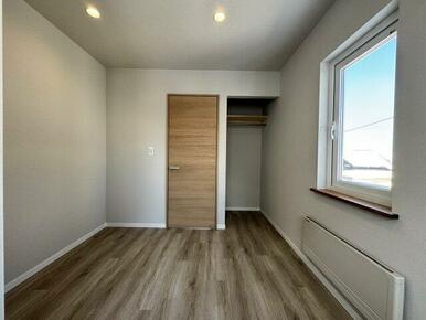 2階5帖の洋室。