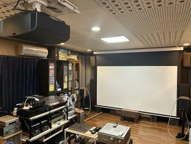 プロジェクターを下ろすとお家が映画館に！