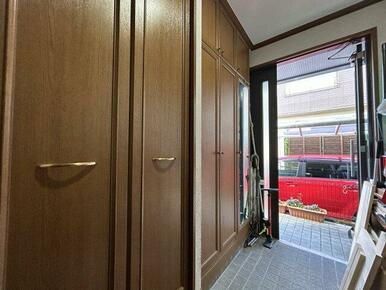 玄関には大きなシューズクロゼットがございます。