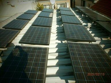 屋上には太陽光発電パネルが設置されています。蓄電池もあるので防災として◎