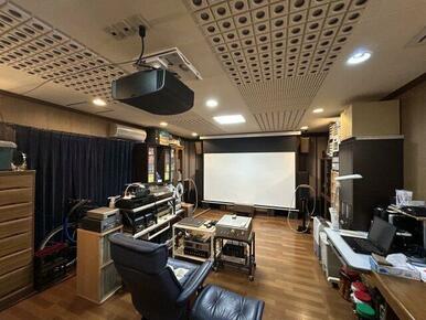 我が家の地下室に、オトナの遊び場を。