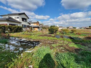 建物北側にある農地、家庭菜園できます