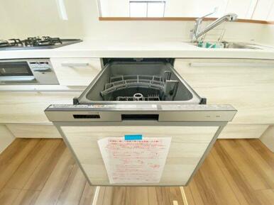 家事の負担を軽減する「食器洗浄乾燥機」は、節水効果もあります。