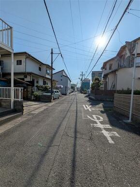 前面道路(北東側から)