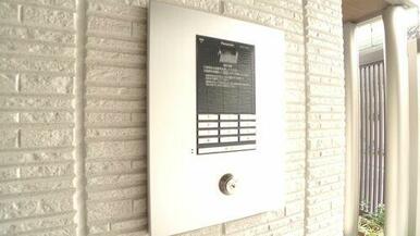 建物共用玄関はオートロックシステム採用です。