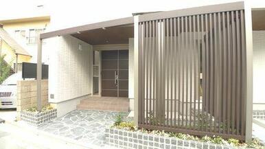 建物玄関付近の様子