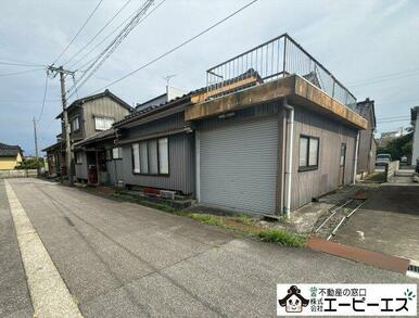 現在、建物が建っていますが解体更地渡しとなります
