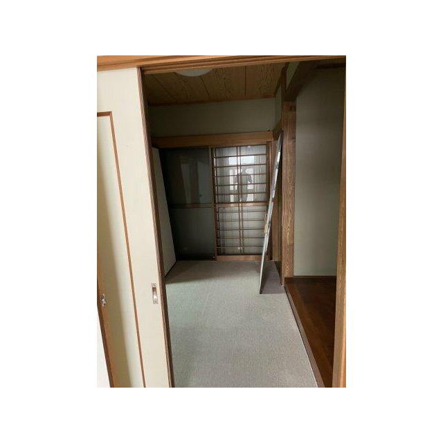 木の温もりが残る静かな空間。書斎や趣味部屋に適しています。
