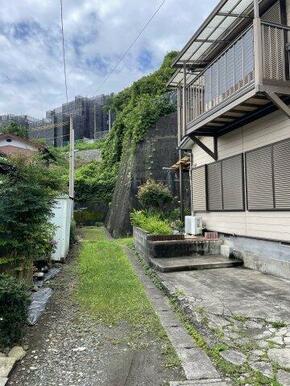 緑に囲まれた敷地脇の通路。