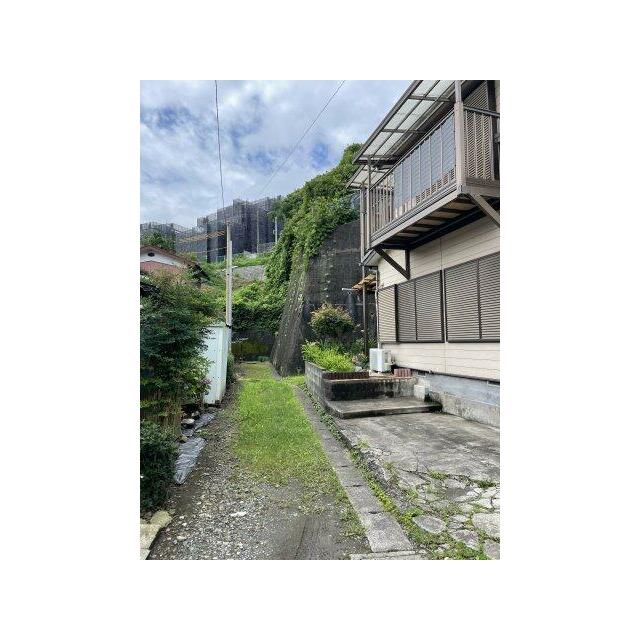 緑に囲まれた敷地脇の通路。