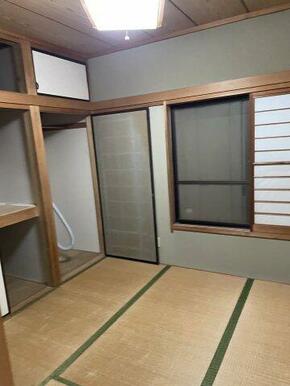 床の間や障子など、伝統的な和の設えが残る室内。