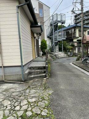 階段を少し上る設計で、道路からの視線を遮りプライバシーを確保
