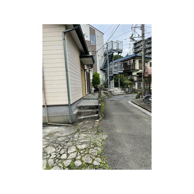 階段を少し上る設計で、道路からの視線を遮りプライバシーを確保