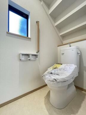 採光窓は臭い対策にもなって清潔な空間を保てます♪立ち上がりをサポートしてくれる手すりも完備！