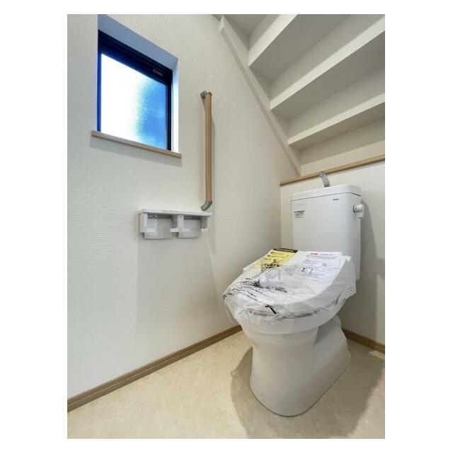 採光窓は臭い対策にもなって清潔な空間を保てます♪立ち上がりをサポートしてくれる手すりも完備！