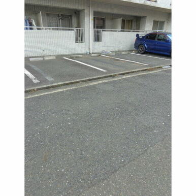 幅が2m25㎝あるので、ファミリーカーでも停めやすいです!!