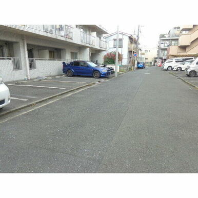手前は交通量の少ない道路で停めやすいです!!