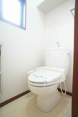【トイレ】洗浄機能付き便座♪上部には棚もあり、収納に便利です！！