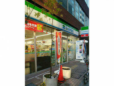 ファミリーマート鶴川駅西店