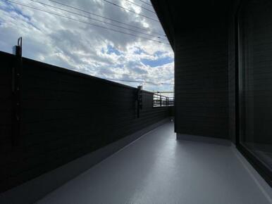 バルコニーは洗濯物や布団が干せる十分な広さです＾＾