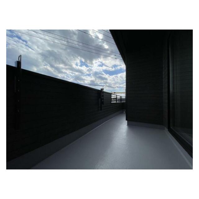 バルコニーは洗濯物や布団が干せる十分な広さです＾＾