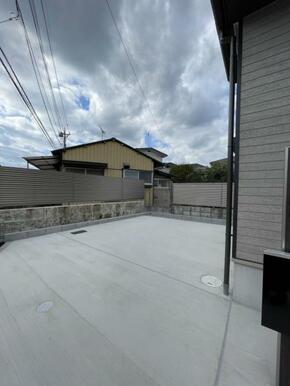 カースペース2台！並列駐車もできます♪